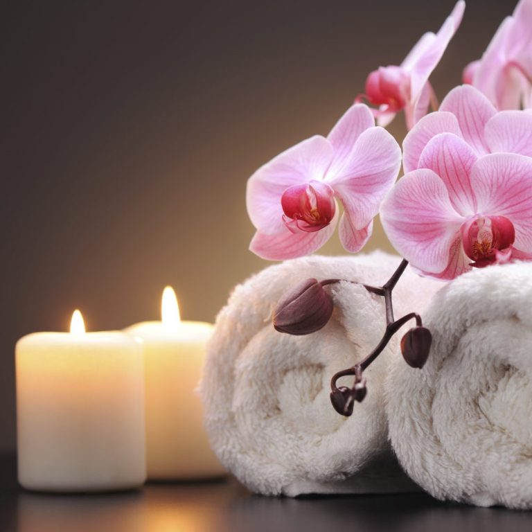 Handtücher, Kerzen und Blumen Vermitteln Entspannung